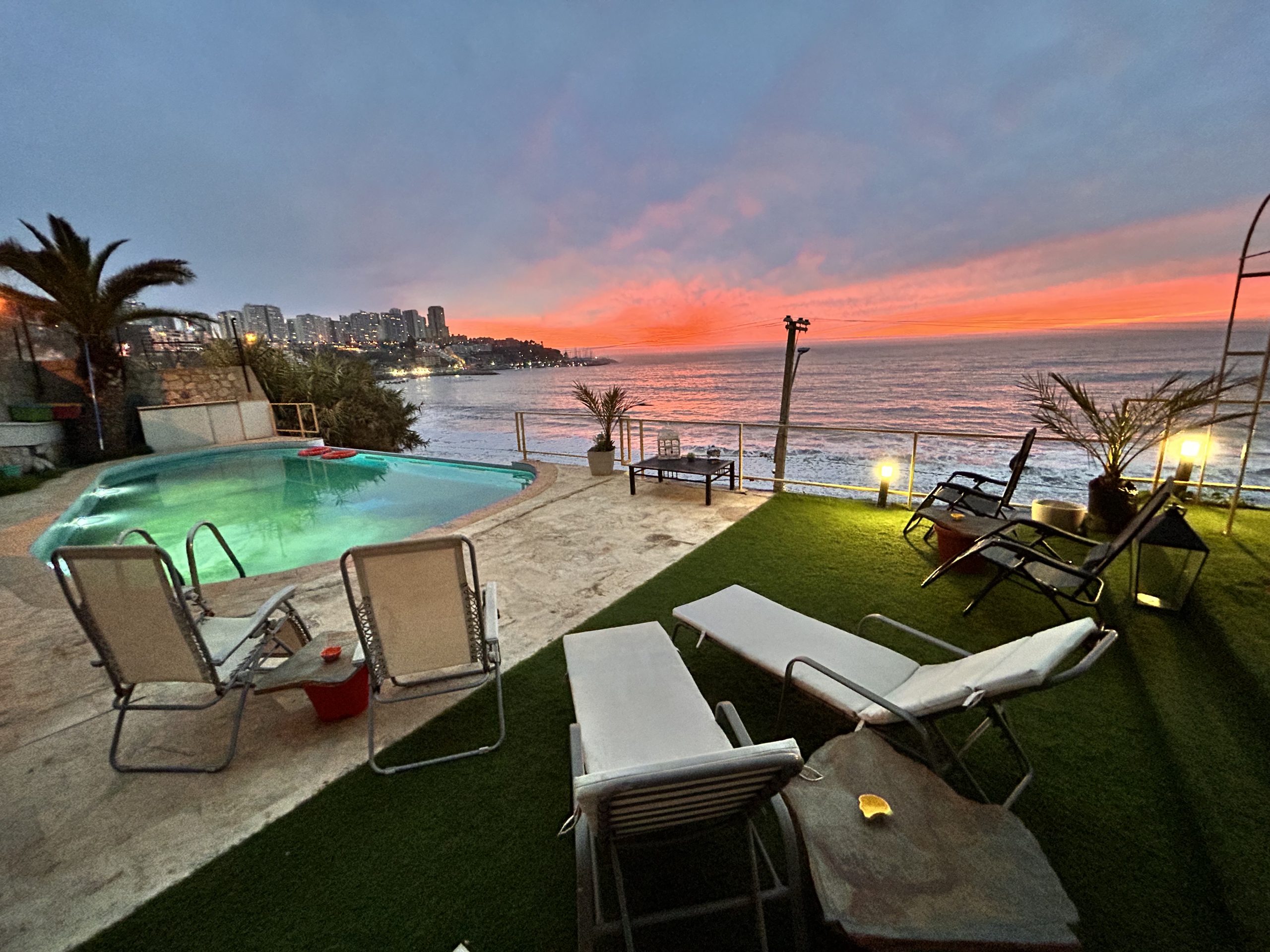 Terraza y piscina Pacific Sunset