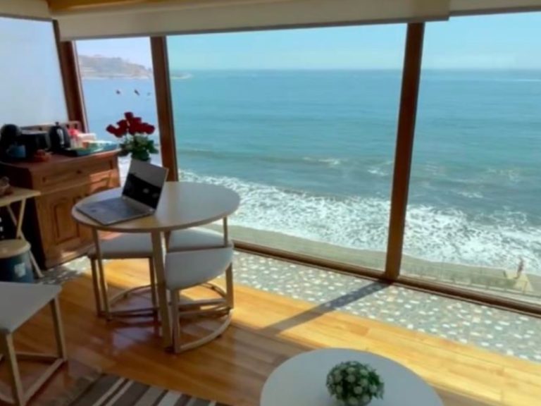 Espacio de trabajo con vista al mar